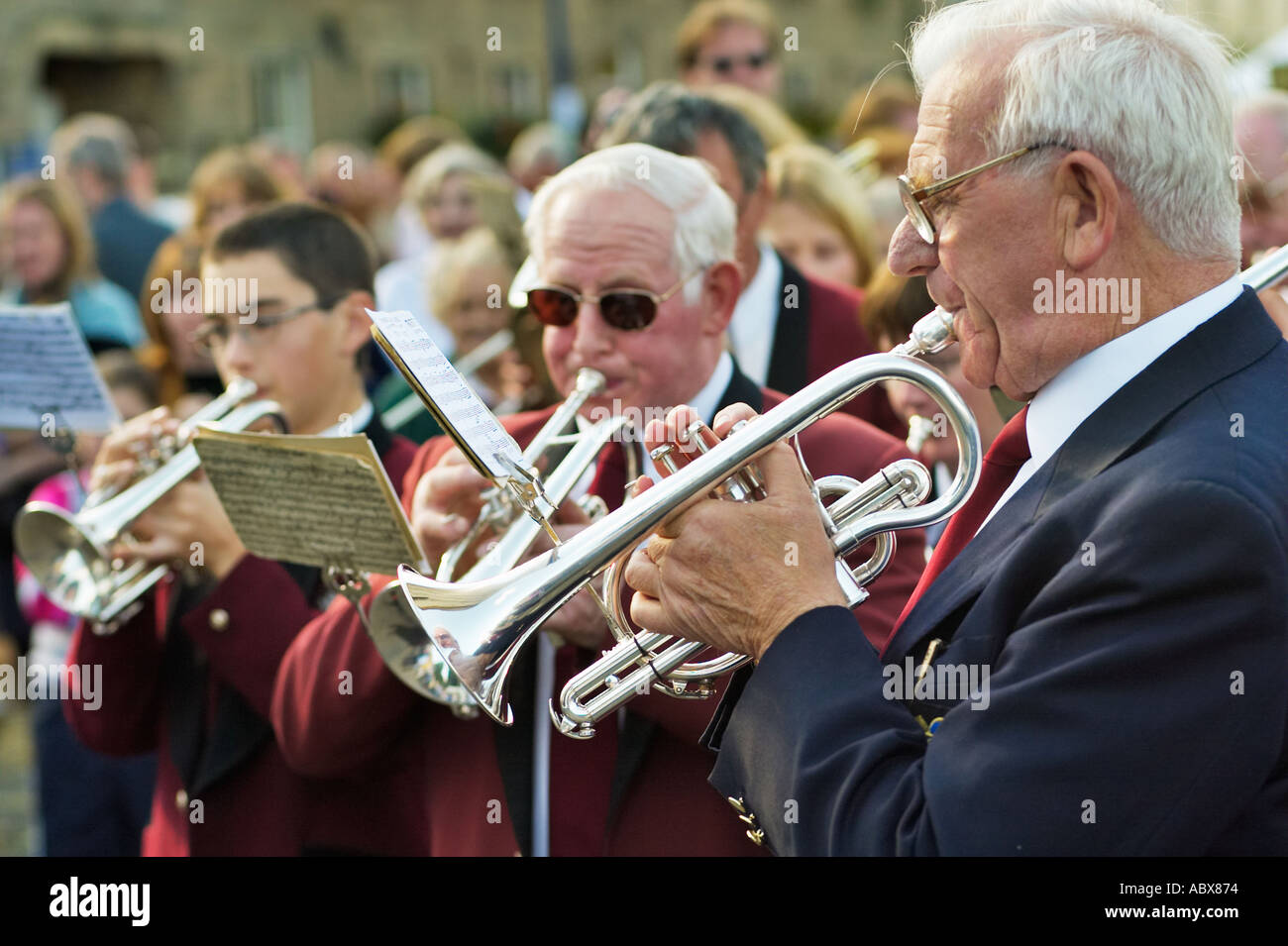 Brass Band unterhalten eine Menschenmenge in Yorkshire, England, UK Stockfoto