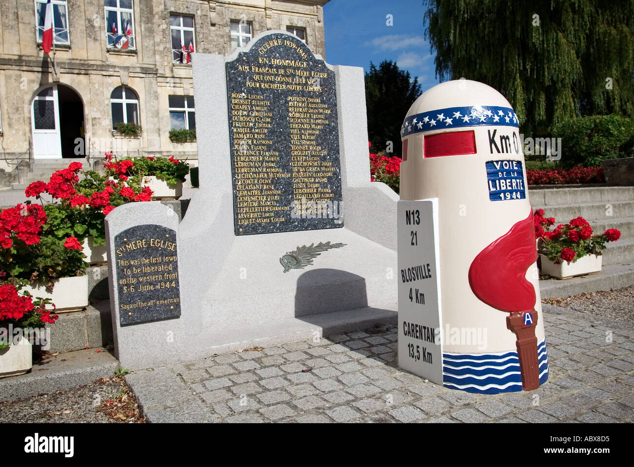 D Tag der Befreiung Stein bei 0 Km ausserhalb der Stadt Halle in St. Mere Eglise, Normandie, Frankreich Stockfoto