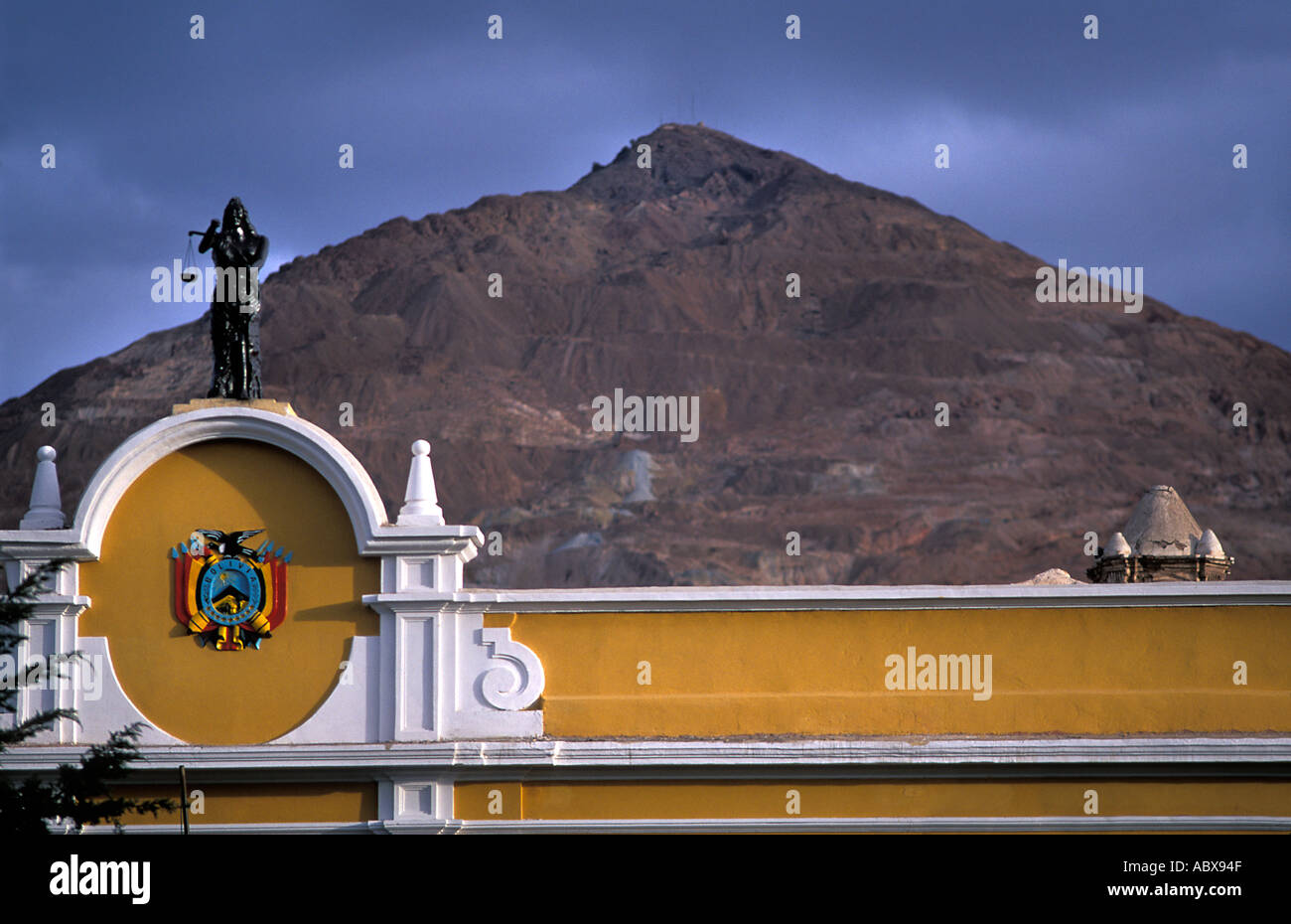 Bemalte oben auf einem kommunalen Gebäude auf der Plaza der Cerro Rico thront über Potosi Bolivien Südamerika Stockfoto