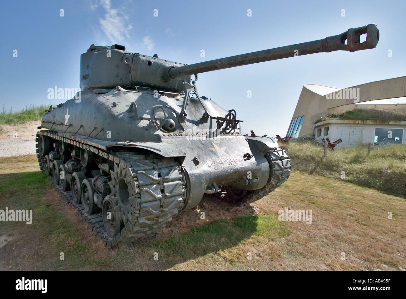 US Sherman Panzer vor dem D-Day Museum Utah Beach, Normandie, Frankreich Stockfoto