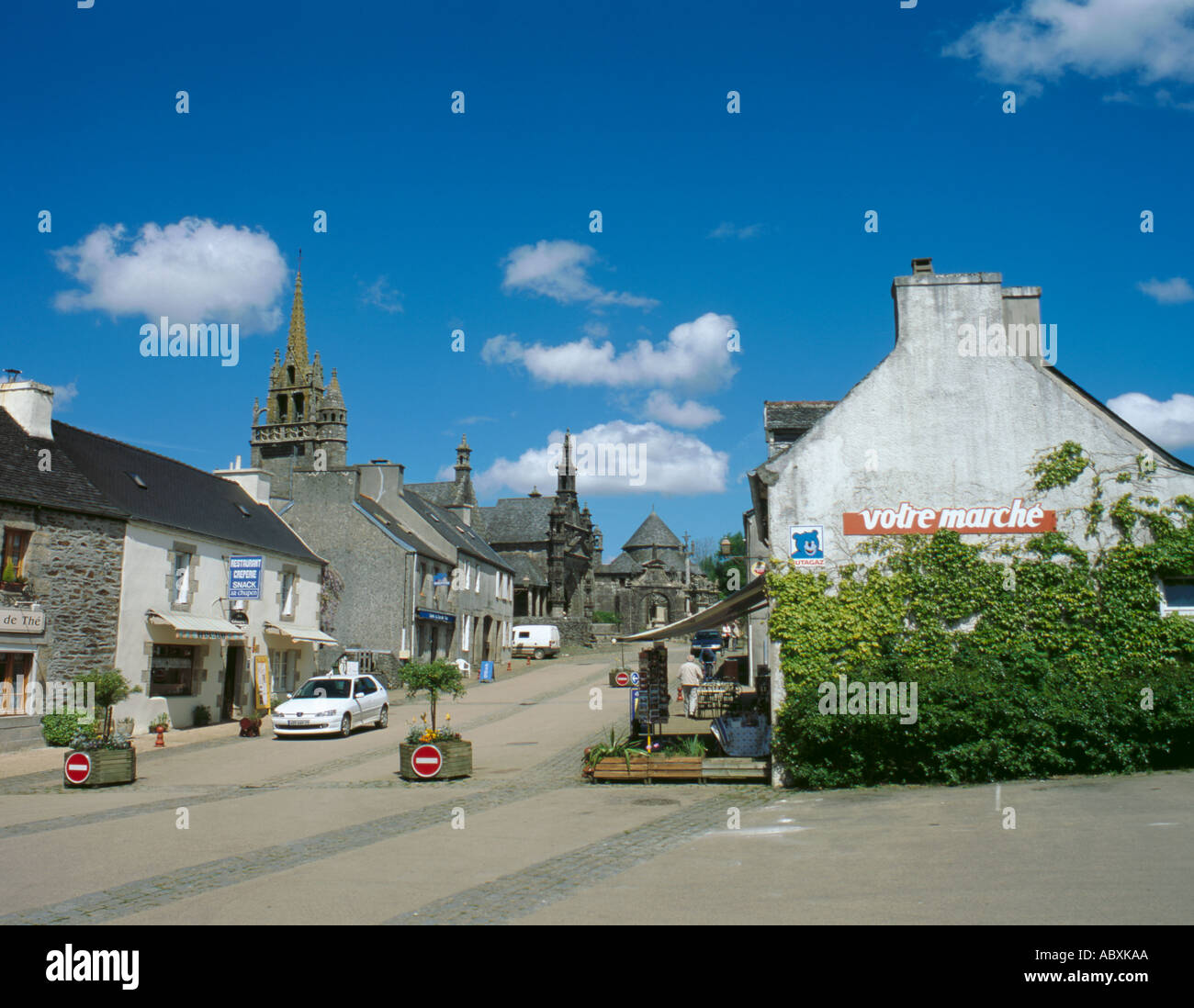 Street Scene Dorf guimiliau, in der Nähe von Plouescat, Bretagne (Bretagne), Frankreich. Stockfoto