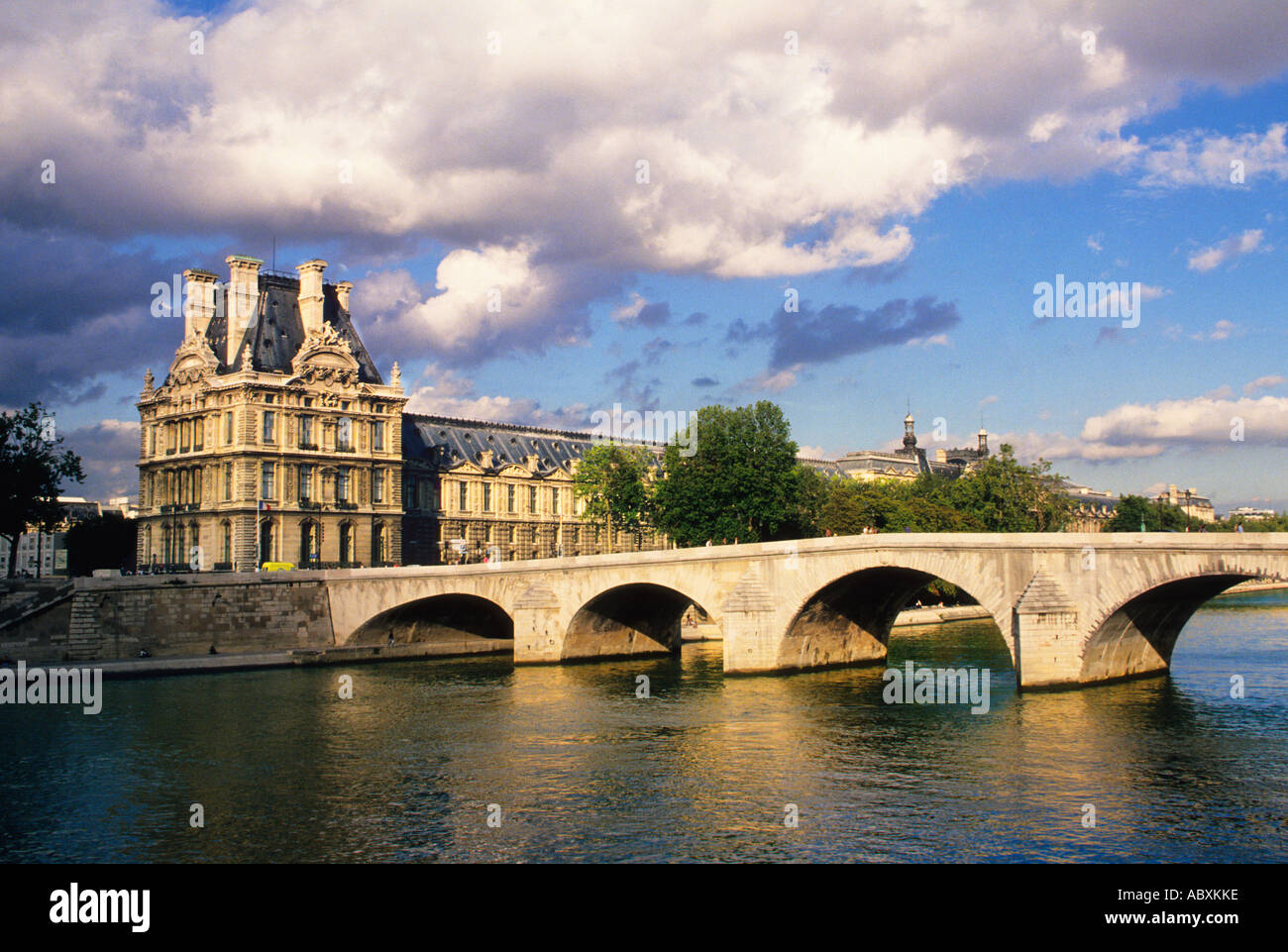Paris, das Louvre-Museum, die seine und das Pont du Carrousel-Ufer der seine, die zum UNESCO-Weltkulturerbe gehören. Das Historische Frankreich Stockfoto
