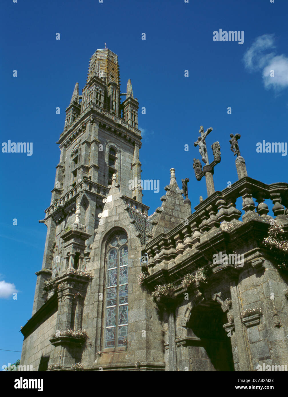 Eingang Calvaire und Kirche spire, ruhiger-Guimiliau, in der Nähe von Landivisiau, Bretagne (Bretagne), Frankreich. Stockfoto