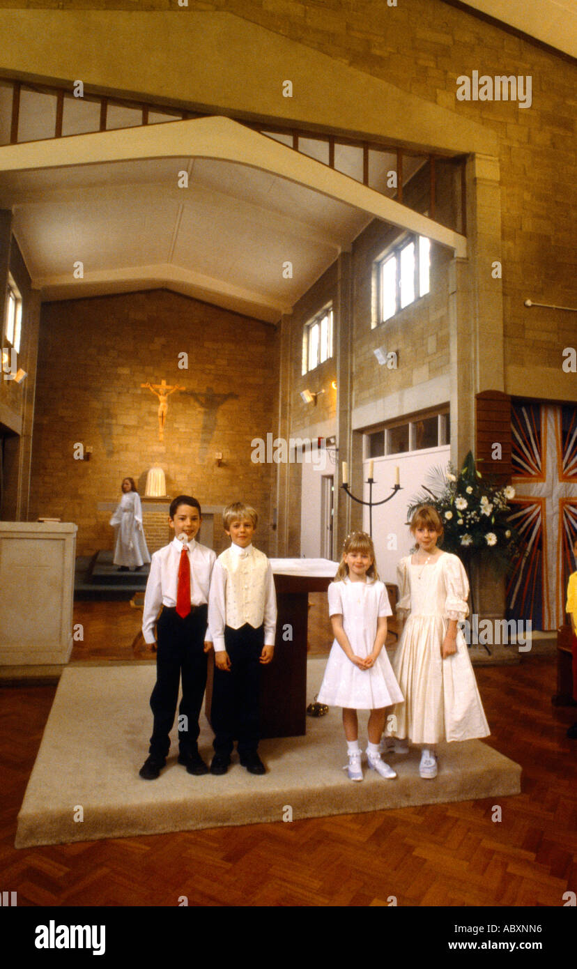 Erste Kommunion-Kinder nach Kommunion St Bernard katholischen ist Kirche England Stockfoto