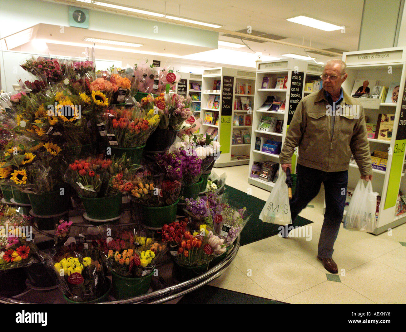 Shopping für Blumen in Marks und Spencer Shop Stockfoto