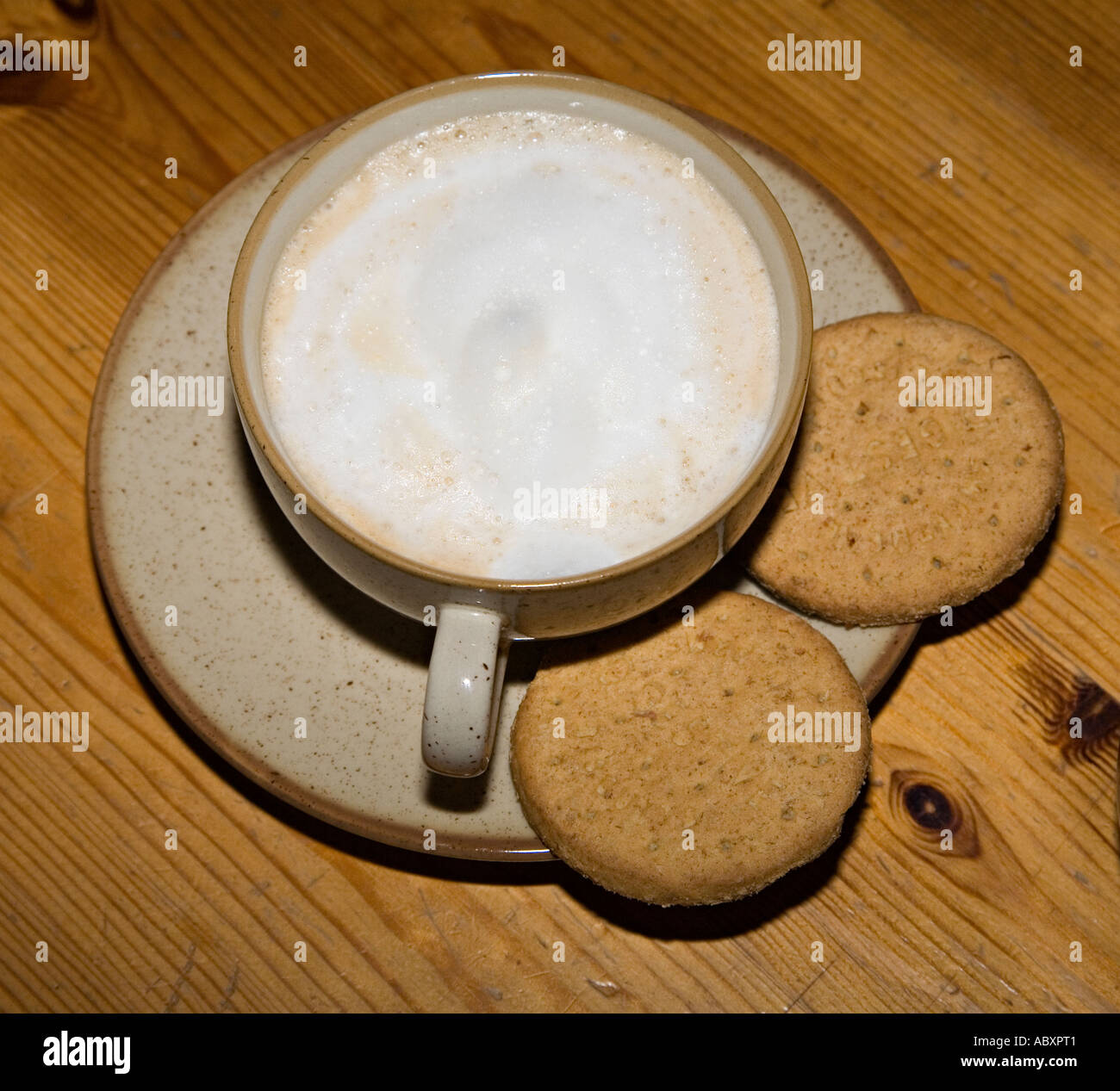 Kaffee trinken in Tasse mit Verdauungs-Kekse auf Holztisch Stockfoto