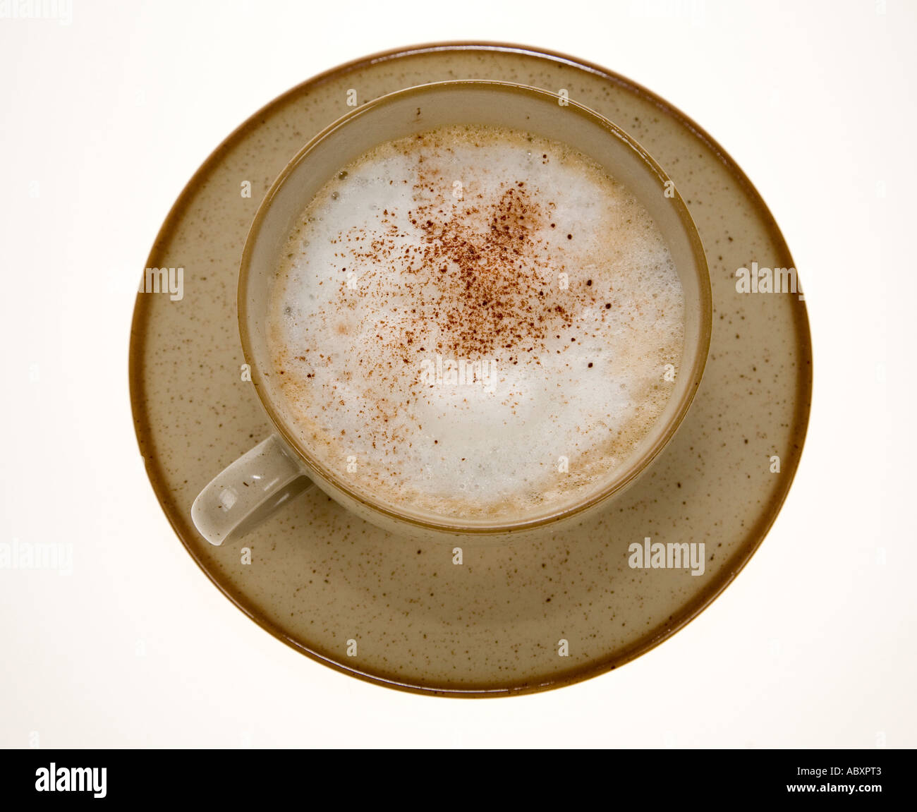 Kaffee trinken, bestreut mit Schokolade in Tasse mit Untertasse auf weißem Hintergrund Stockfoto