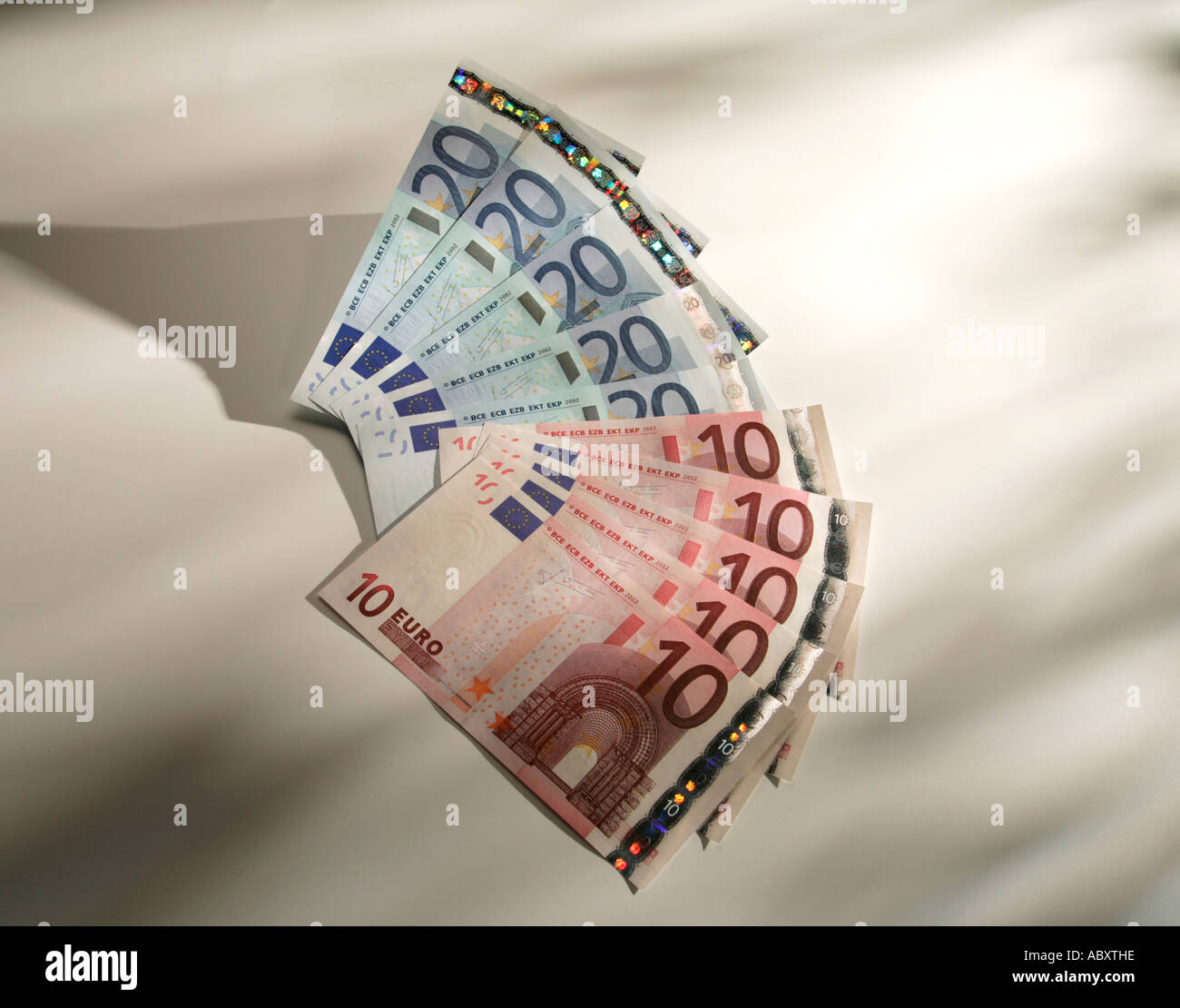 Fan von 10 & 20 Euro-Banknoten mit Schatten & bunten Hintergrund Stockfoto