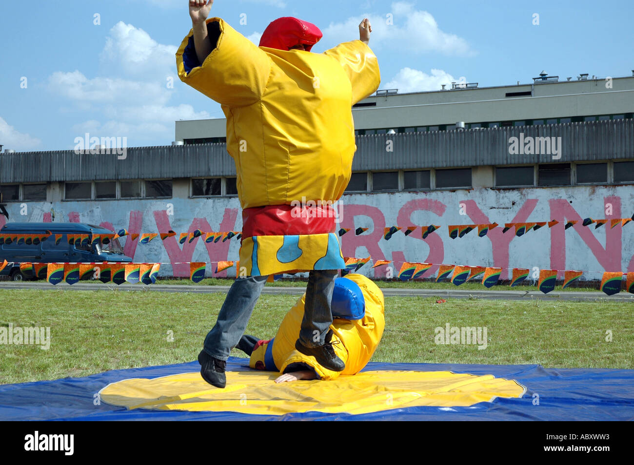 Lustige Parodie in speziellen Kostümen kämpfen sumo Stockfoto