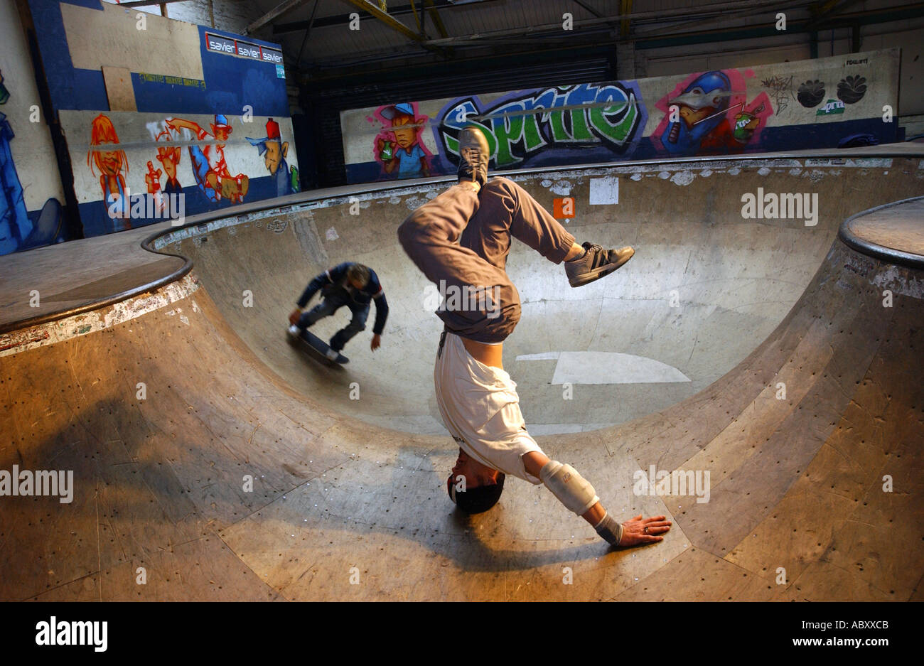 FOTO VON HOWARD BARLOW KNOCHEN SKATEPARK STOCKPORT BREAKDANCE Stockfoto