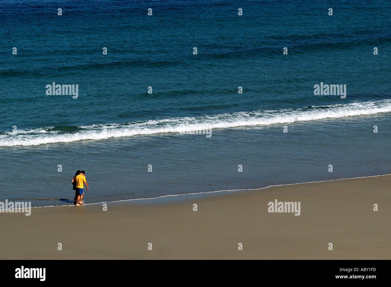 Paar am Strand entlang zu laufen, Whitesand Bay, Sennen Cove, Cornwall, England Stockfoto