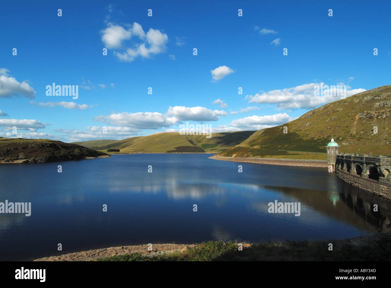 Blauer Himmel weiße Wolken & Landschaft Mann gemacht Craig Goch see & Stausee mit viktorianischen Staudamm Teil des Elan Valley Stauseen in der Nähe von Rhayader Powys Wales Großbritannien Stockfoto