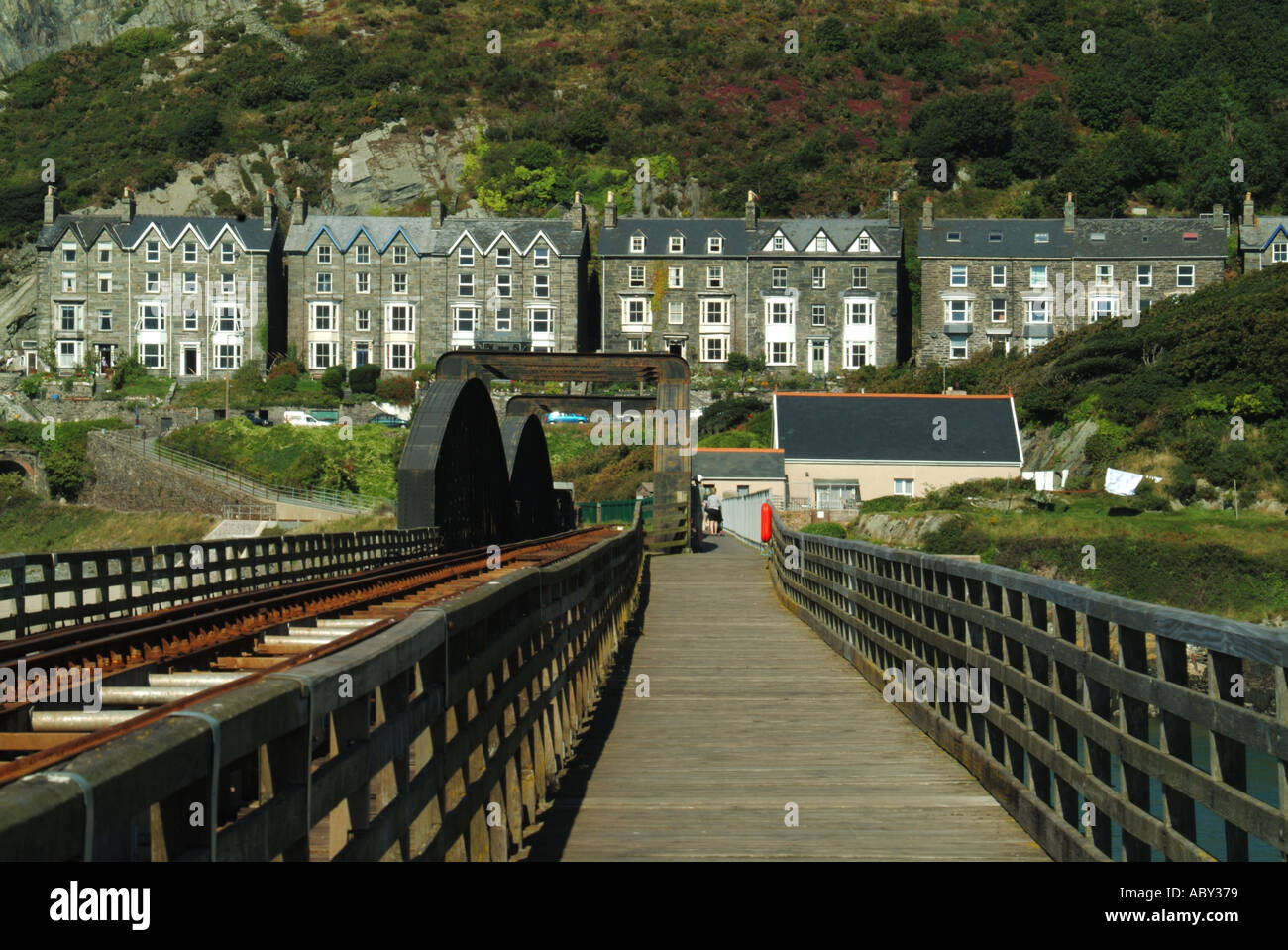 Barmouth Afon Mawddach Eisenbahn-Viadukt und Maut Fußgängerbrücke bietet Wandern Radfahren Verbindung mit Fairbourne Seite der Mündung Stockfoto