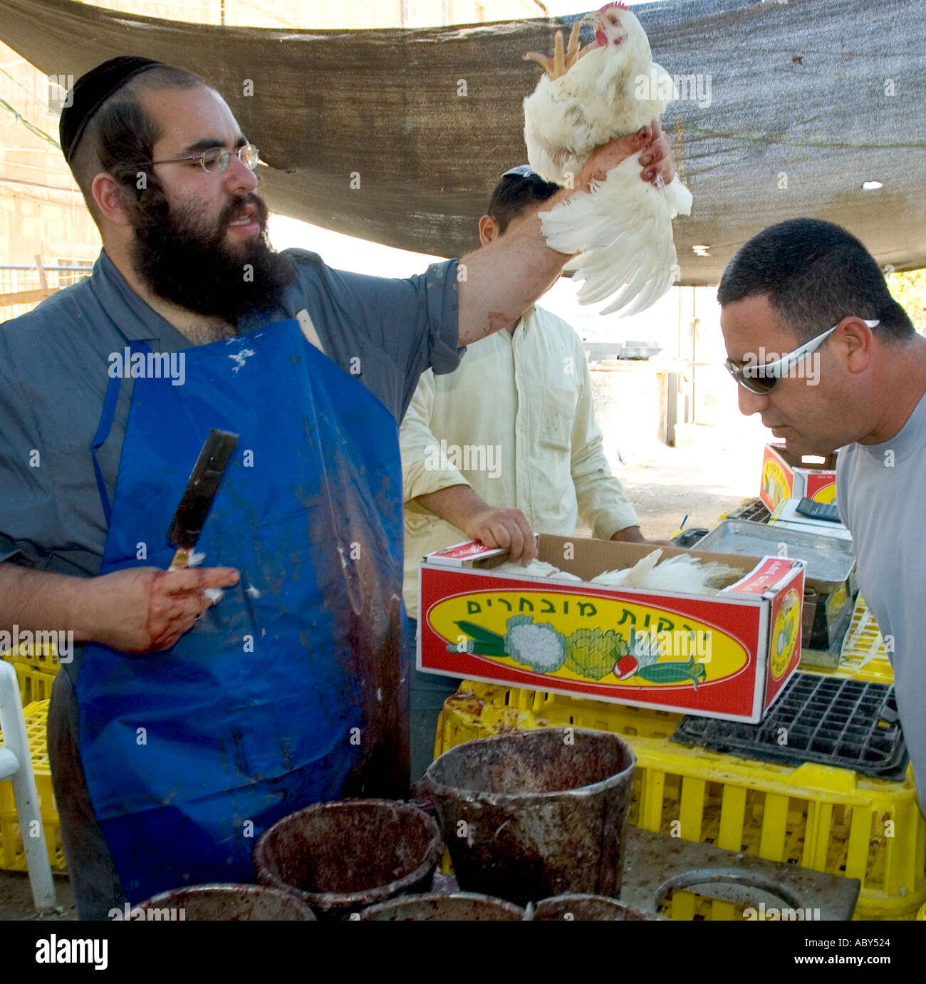 Israel Jerusalem Mahane Yehuda Markt kaparot ultra-orthodoxe Rabbiner Holding ein Huhn alife über dem Kopf eines Mannes und sprach ein Gebet vor der Tötung gemäß den jüdischen Vorschriften Stockfoto