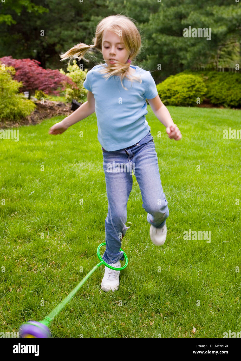 Spielendes Kind zu überspringen Stockfoto