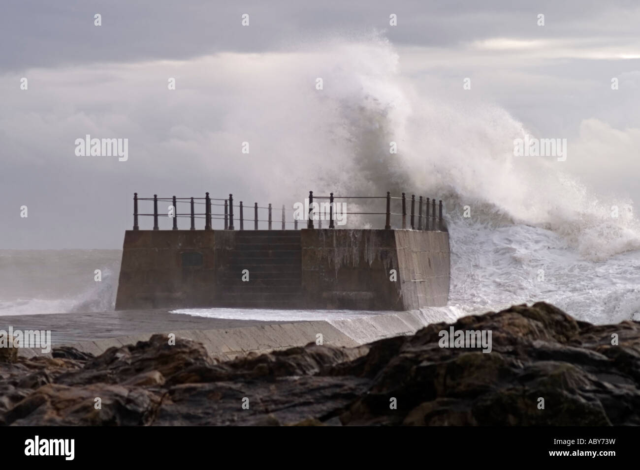 Starke Wellen und Wind schlagen die Küste bei Porto, Portugal Stockfoto