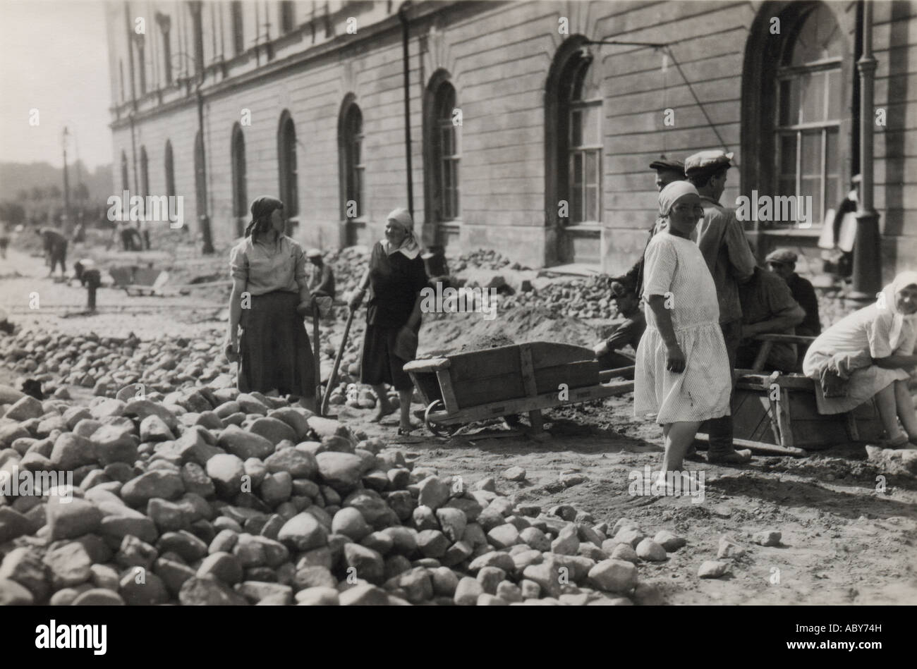 Ca. 1936 Foto von barfuß Frauen Aufbau einer gepflasterten Straße in Leningrad Russland Stockfoto