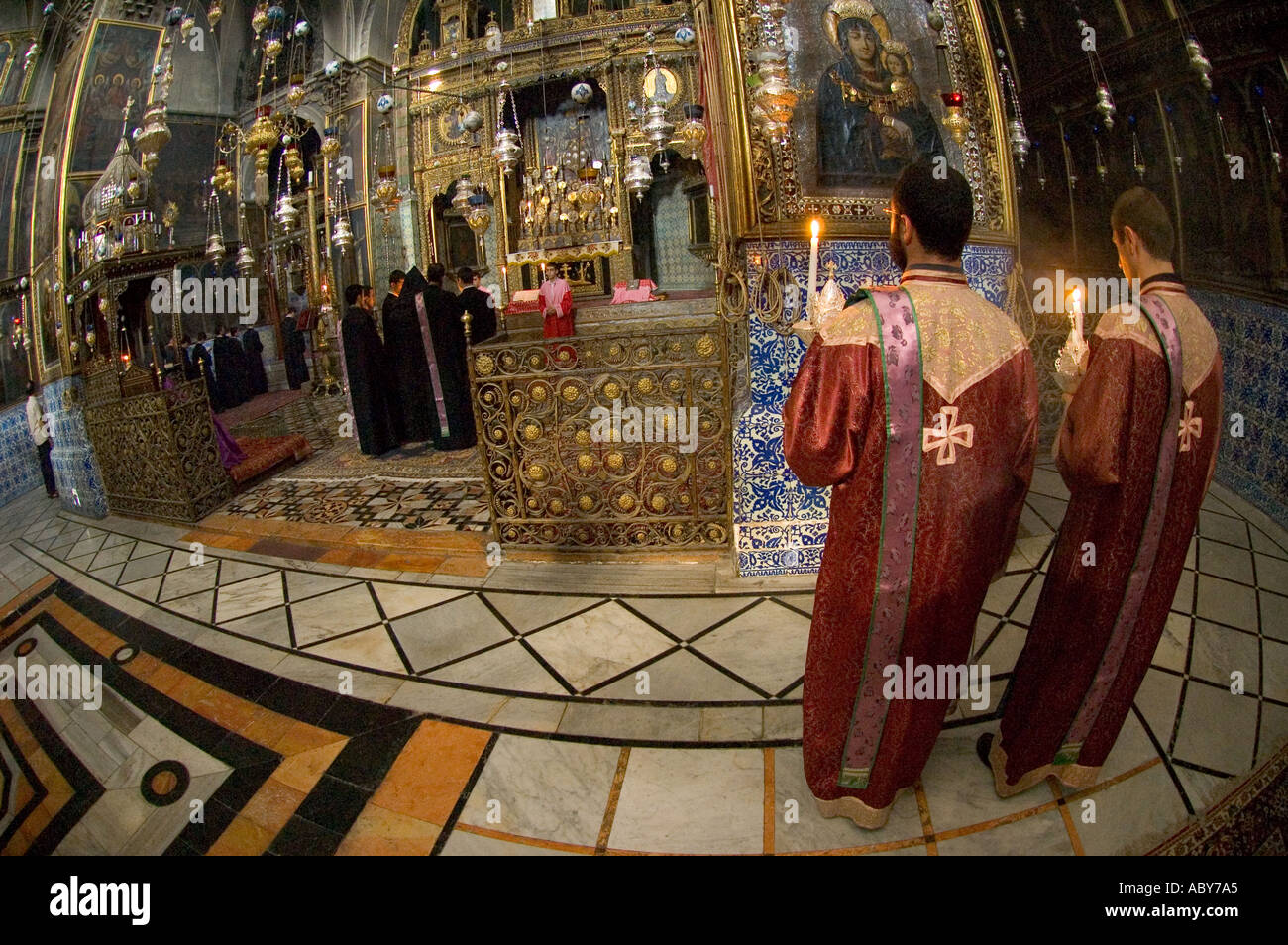 Israel Jerusalem Altstadt St. Jakobus Kathedrale armenischen Patriarchats innen große Ansicht mit 2 Priester während der täglichen Messe fisheye Stockfoto