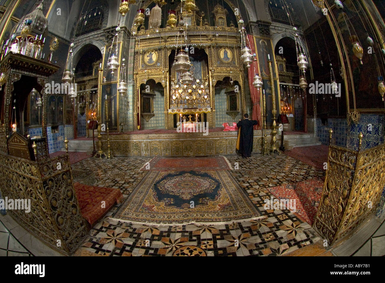 Israel Jerusalem alte Stadt Saint James Kathedrale armenischen Patriarchats große Innenansicht mit Priester fisheye Stockfoto