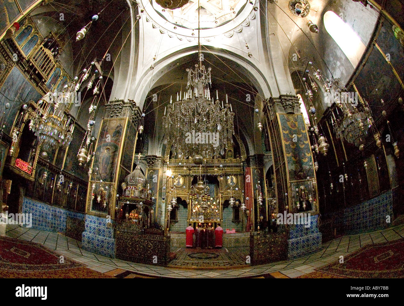 Israel Jerusalem Altstadt St. Jakobus Kathedrale armenischen Patriarchats innen große Sicht auf den Altar mit zwei Priester beten Stockfoto