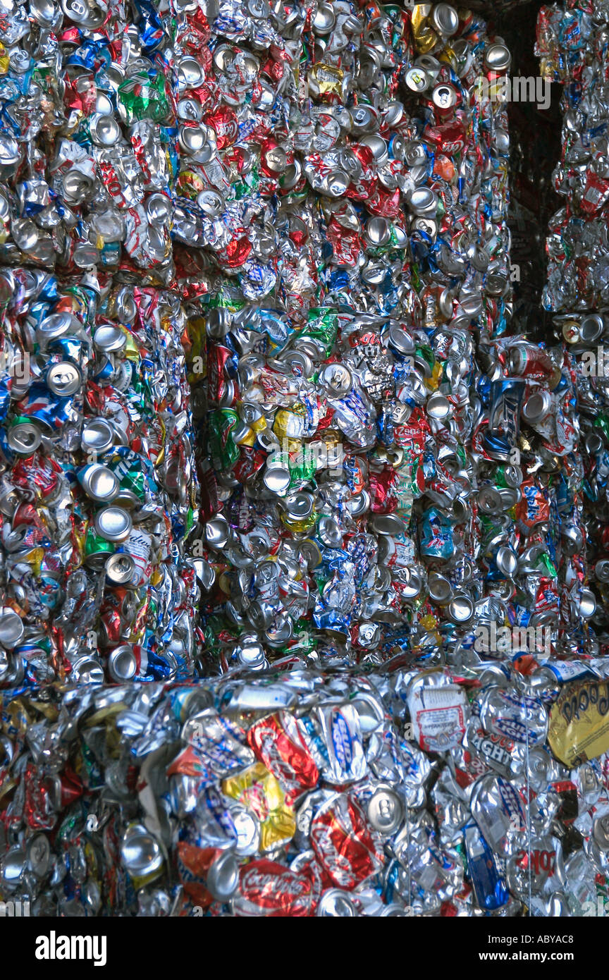 Aluminiumdosen in Ballen für das recycling Stockfoto