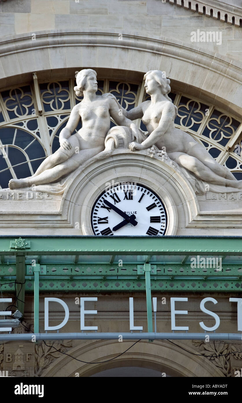 Paris Frankreich, Travel Art 'Gare de l'Est' Bahnhof, Front Detail Architektur, öffentliche romantische Skulptur, Uhr Zeit Stockfoto