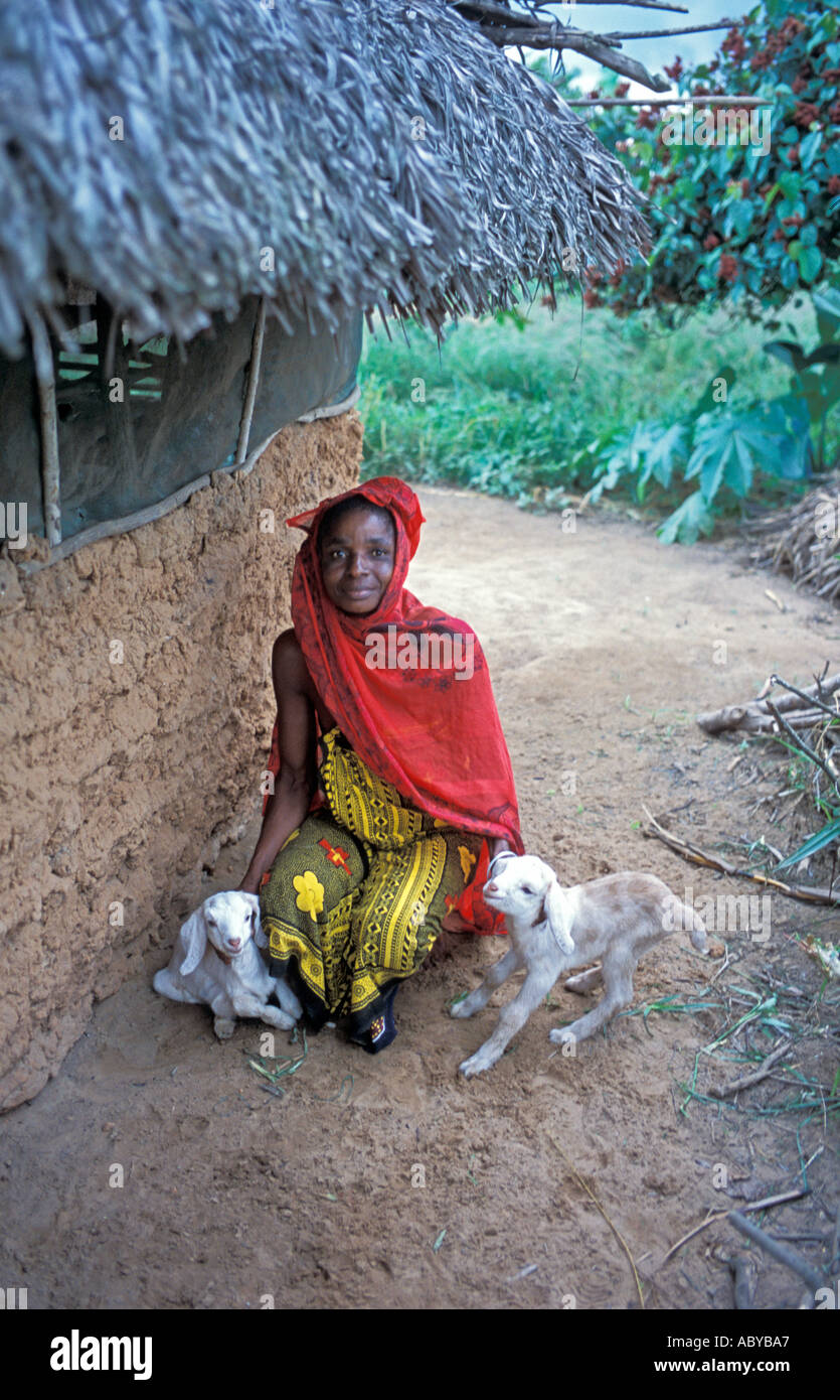 Afrika Kenia DIGO Muslimin mit seiner Heifer Projekt International Ziege erhalten als Teil des Projekts Molkerei-Ziege Stockfoto