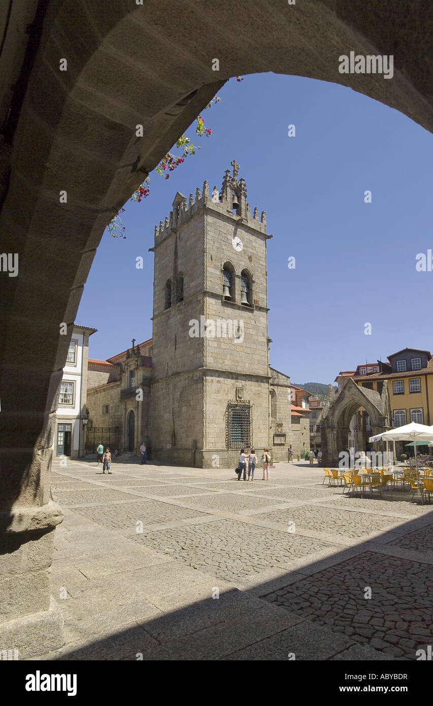 Portugal, Distrikts Minho, Guimaraes, Kirche Nossa Senhora da Oliveira und Platz Stockfoto