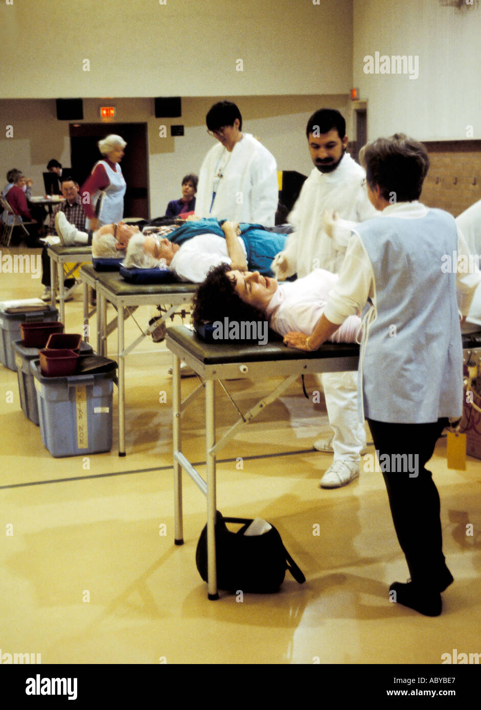 Freiwillige des amerikanischen Roten Kreuzes vorzubereiten Blutspender bei lokalen Blutspendeaktion Stockfoto