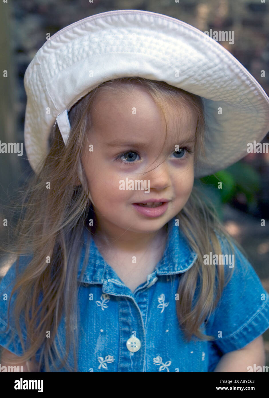 Charleston, South Carolina: schöne blonde 3-jähriges Mädchen in weißen Hut und blaues Kleid Stockfoto