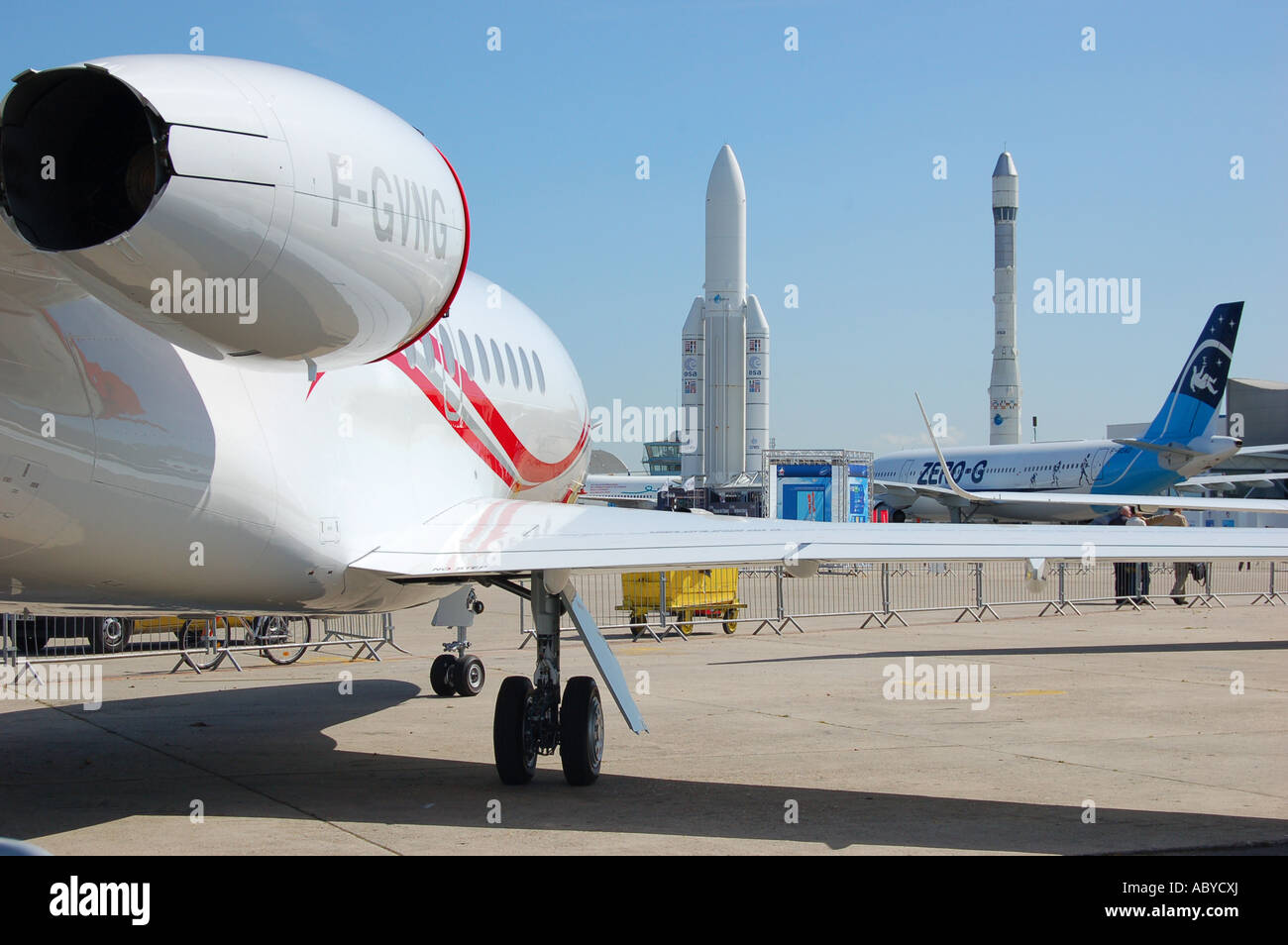 Ariane-Raketen und Business-Jet-Flugzeuge auf der Paris Air Show, Le Bourget. Paris. Stockfoto