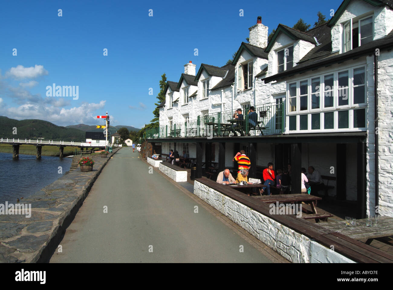 Penmaenpool Afon Mawdach River Blue Sky Day mit Holzmautbrücke und erhaltenem Bahnsignal auf dem Gelände der alten Zuglinie Gwynedd North Wales UK Stockfoto