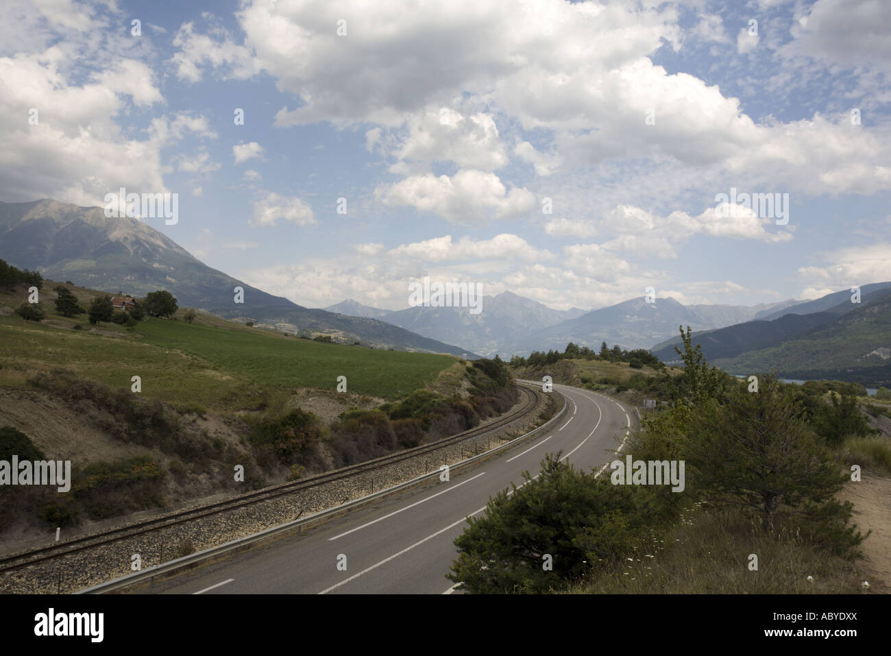 Geteerte motor Weg entlang des Sees von Serre Ponçon, Hautes Alpes, Provence, Frankreich Stockfoto