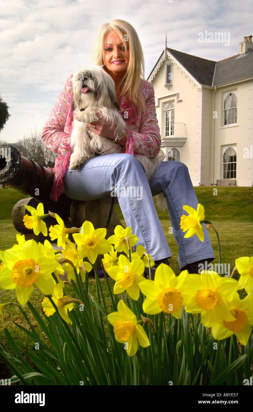 POP-SÄNGERIN BONNIE TYLER ZU IHR NACH HAUSE IN SWANSEA WALES UK MÄRZ 2003 Stockfoto