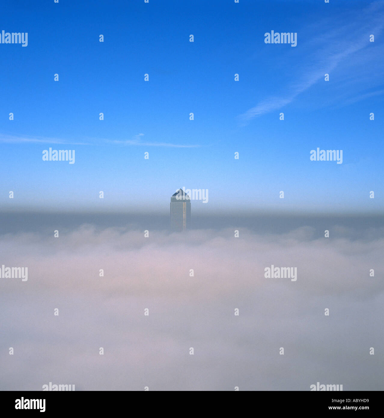 Canary Wharf Tower erhebt sich Nebel Luftbild Docklands London UK Stockfoto
