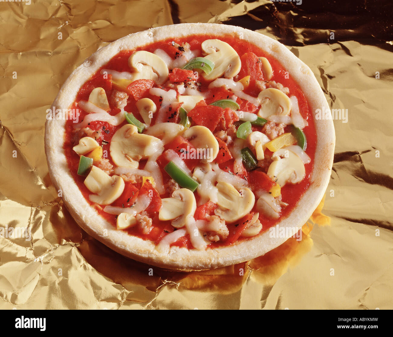 ganze frische italienische Pilz Tomate Tomaten Sauce Paprika Pizzateig ...