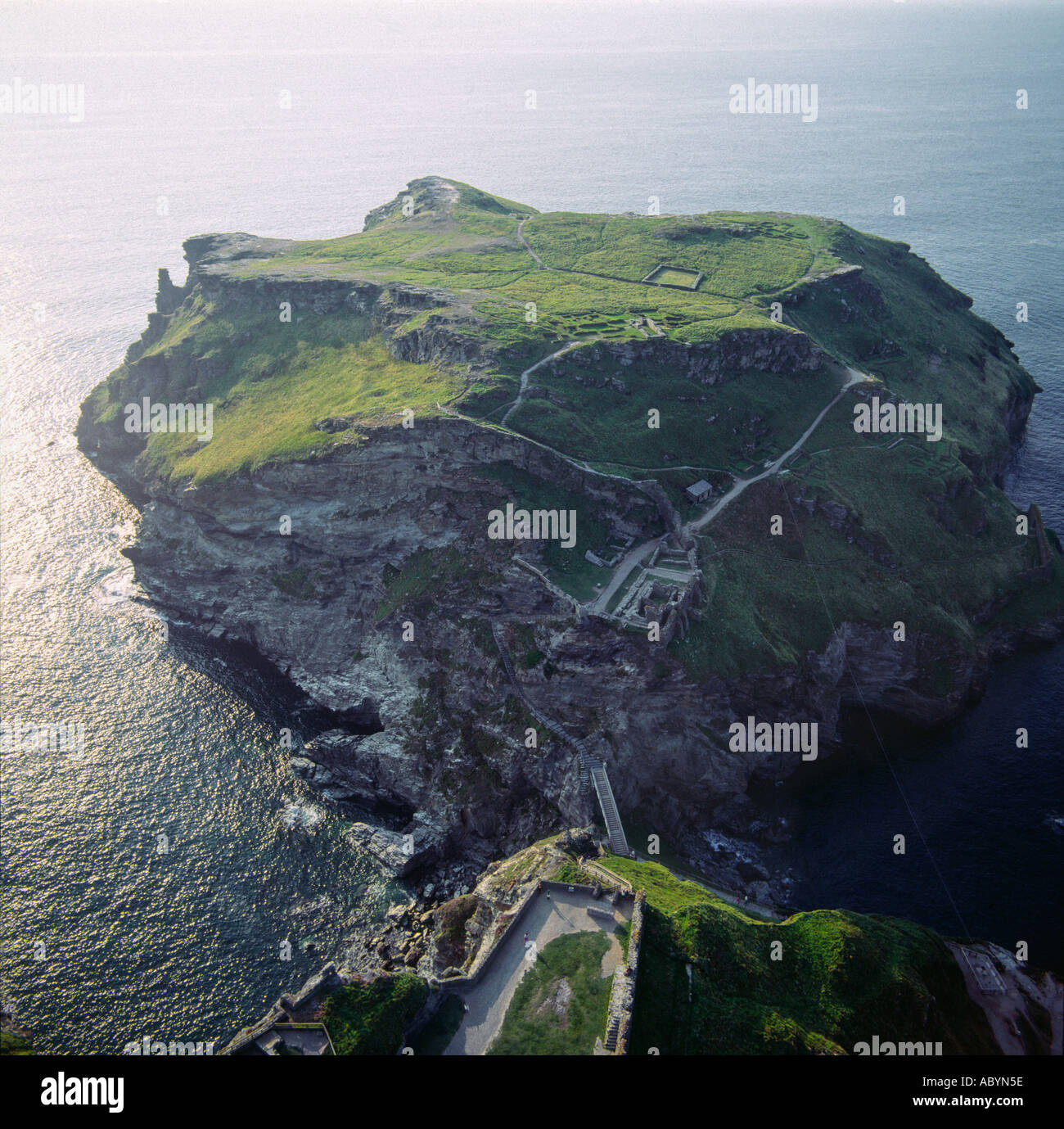 Tintagel Island Cornwall legendäre Heimat von König Arthur s Camelot UK Luftbild Stockfoto