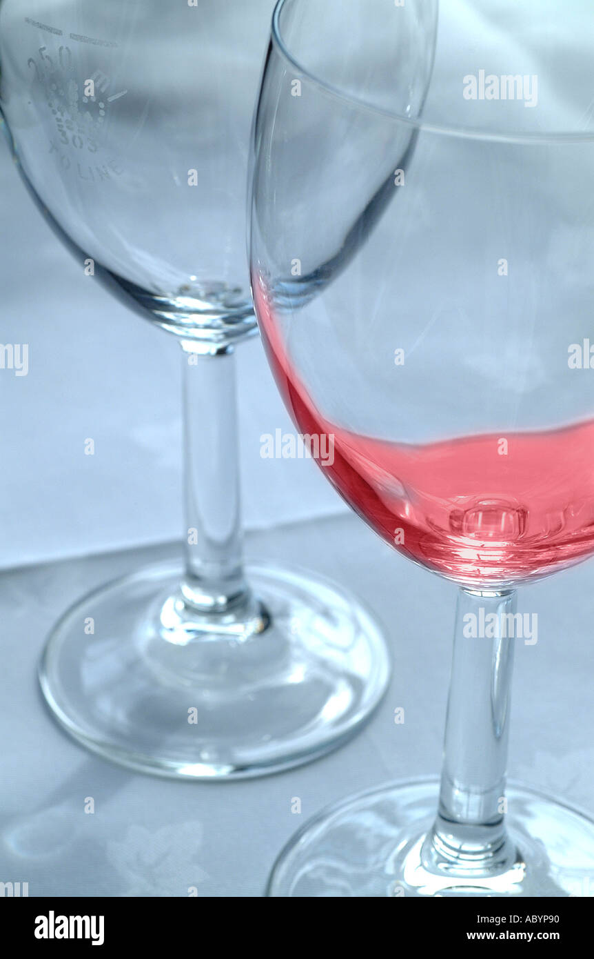 Zwei Weingläser auf weiße Tischdecke Stockfoto