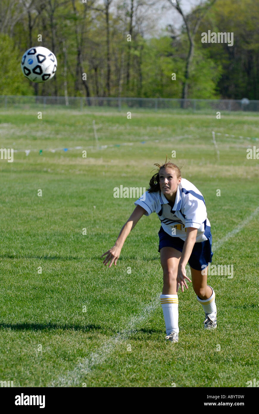 Mädchen Gymnasium Fußball Aktion Stockfoto