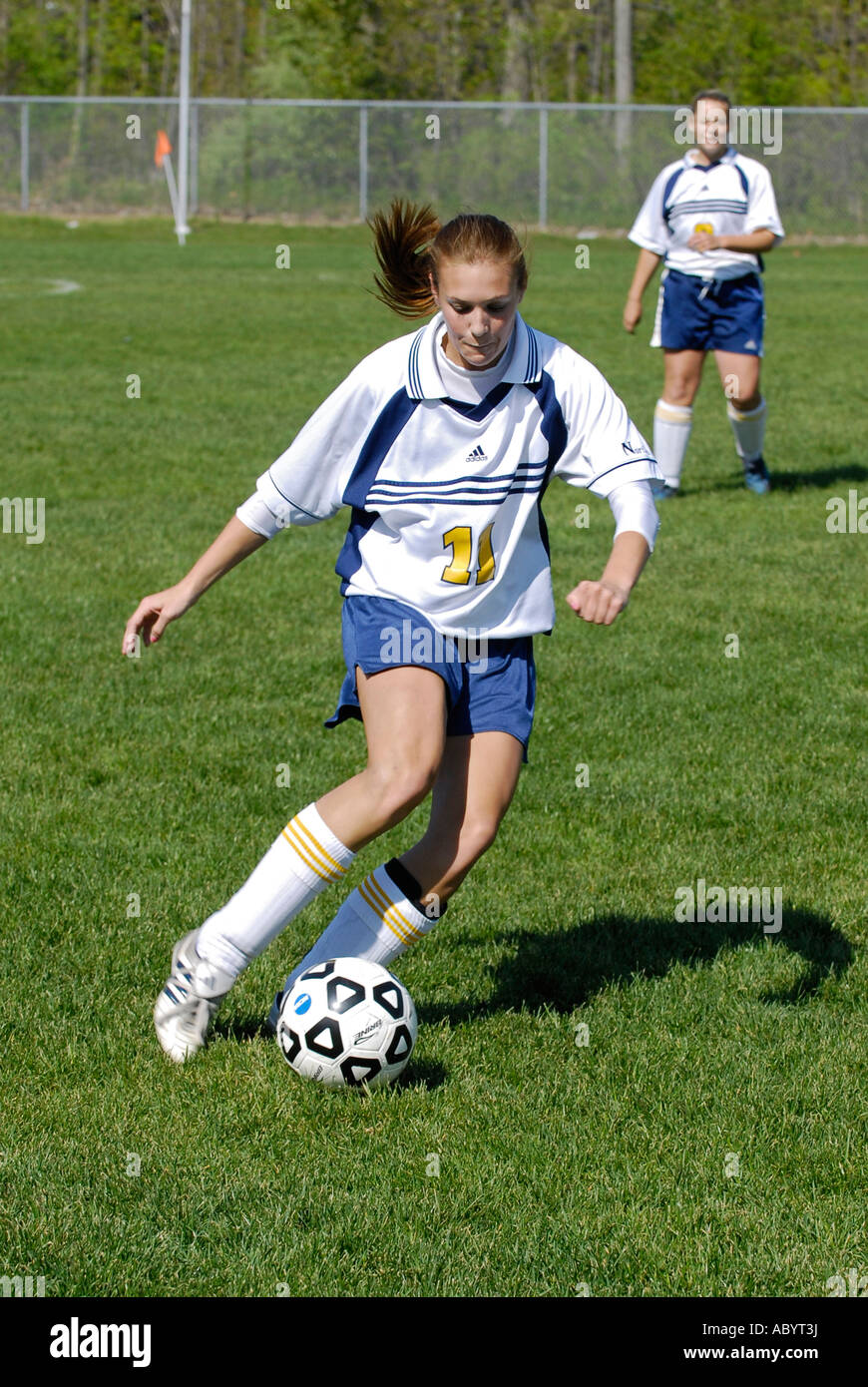 Mädchen Gymnasium Fußball Aktion Stockfoto