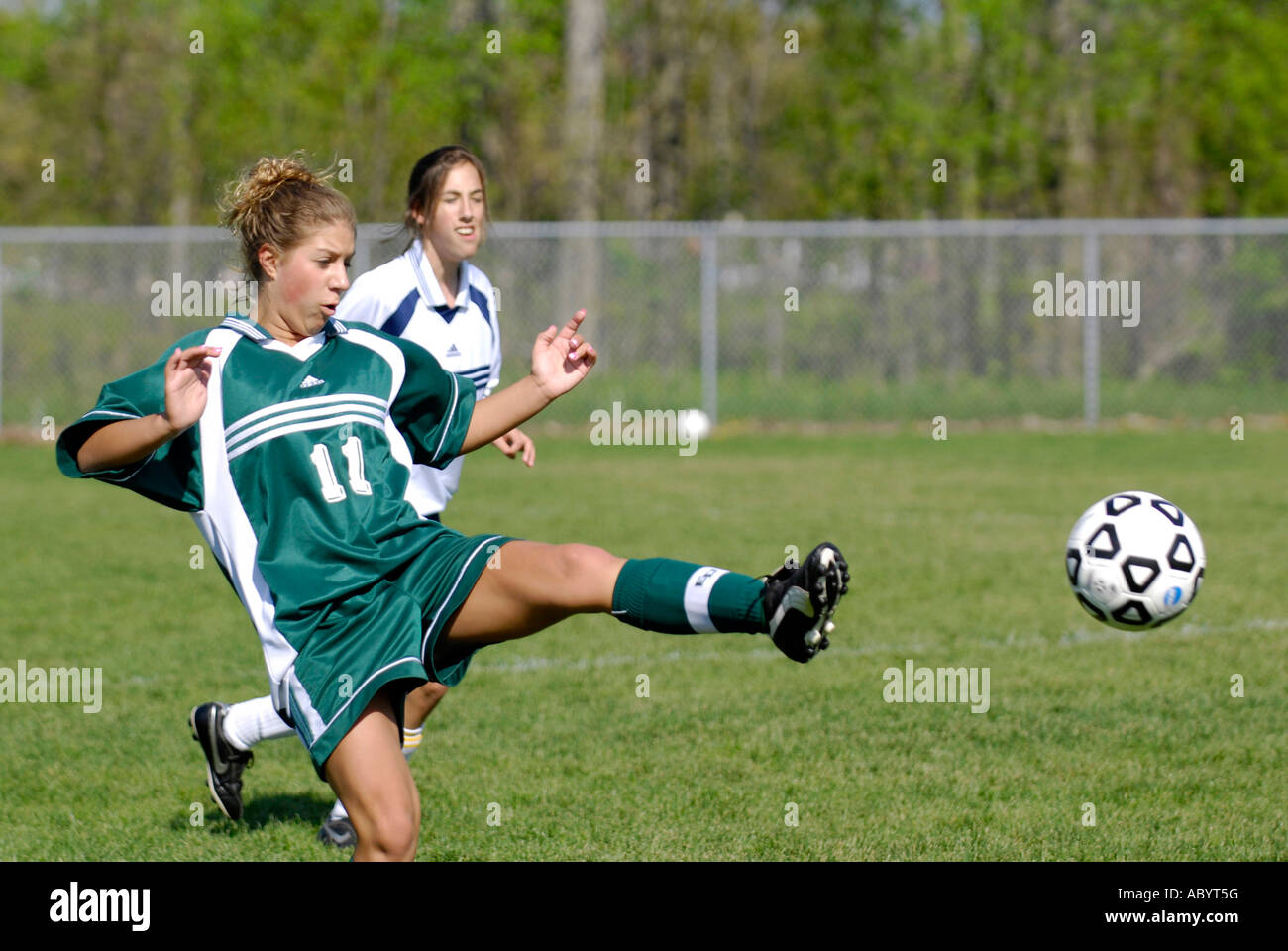 Mädchen Gymnasium Fußball Aktion Stockfoto