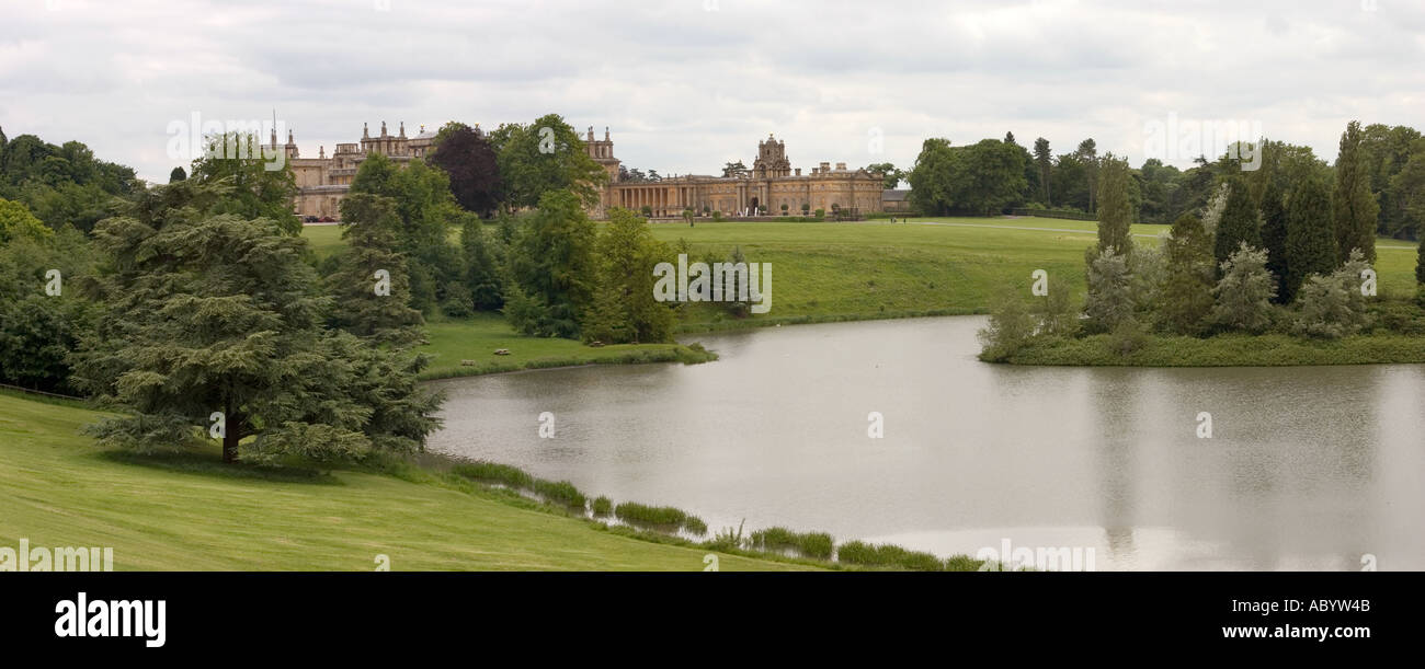 England Oxfordshire Woodstock Blenheim Palace und Capability Brown entworfen Queens Pool Stockfoto