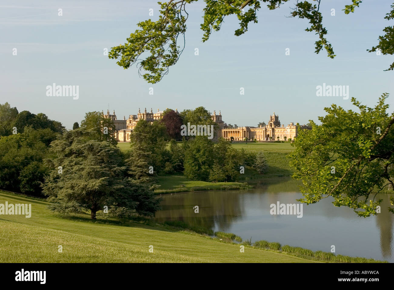 England Oxfordshire Woodstock Blenheim Palace und Capability Brown entworfen Queens Pool Stockfoto