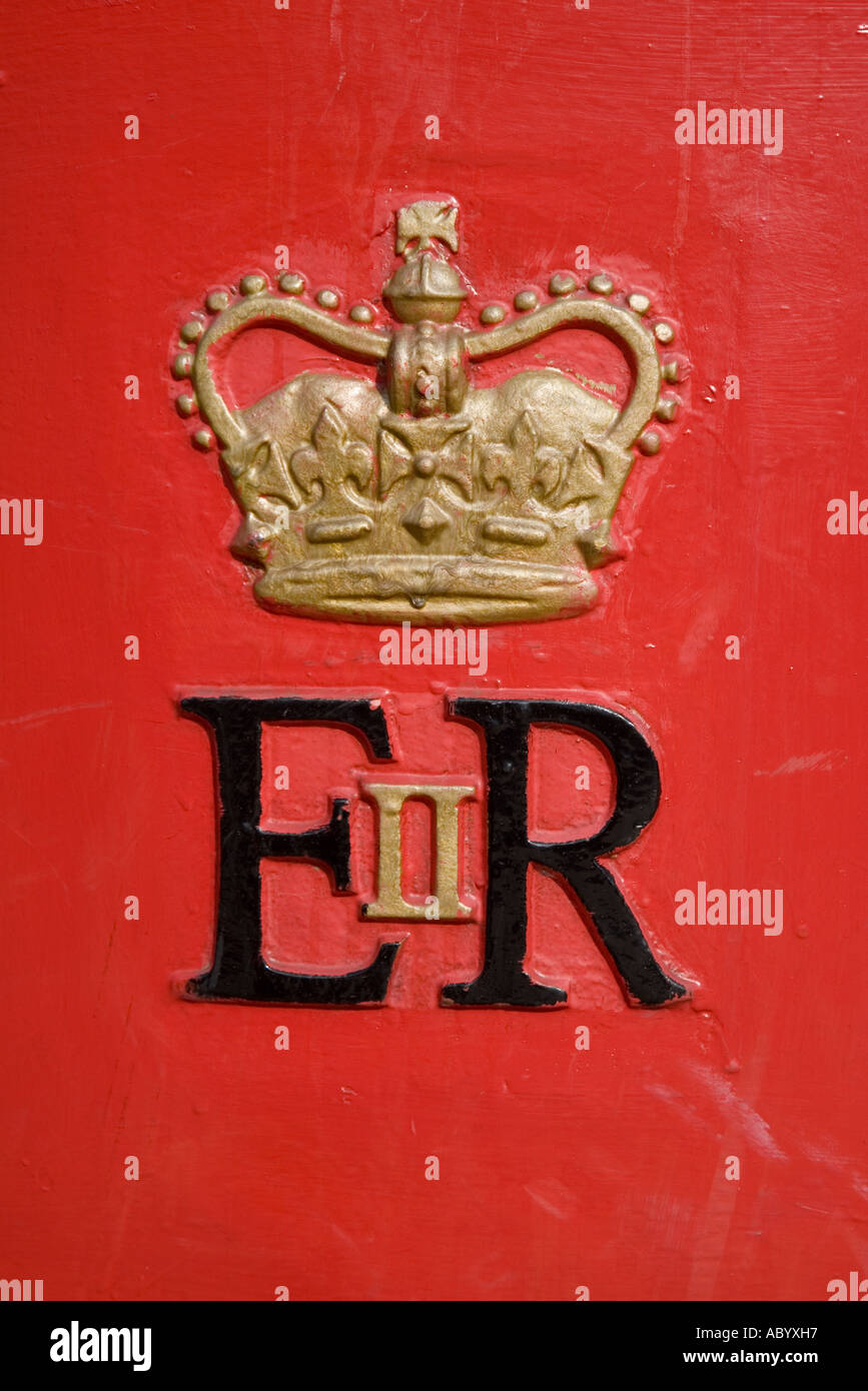 Gold lackiert ER II Krone Abzeichen auf Briefkasten Wales UK Stockfoto