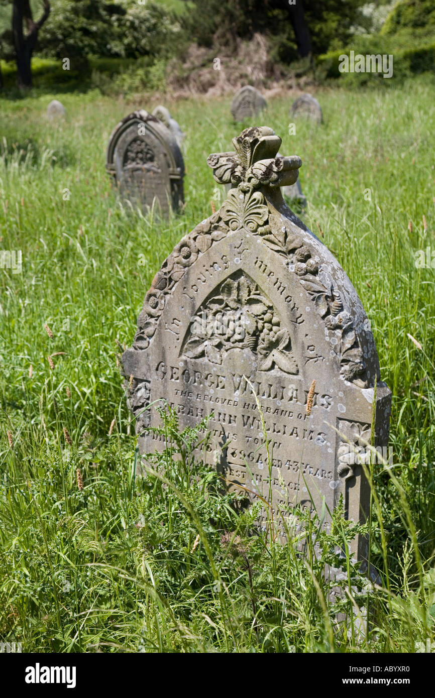 Geschnitzte dekorative Grabstein auf überwucherten schlecht gewartete St. Peters Kirche Friedhof Blaenavon Wales UK Stockfoto