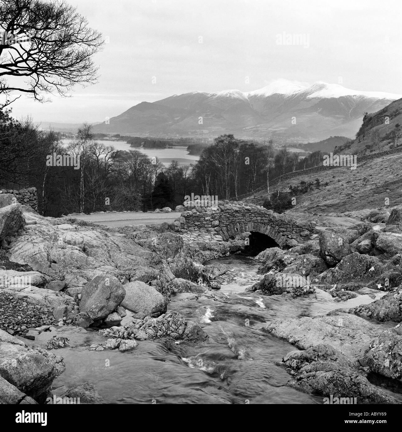 Cumbria Ashness Brücke mit Blick auf Derwent Water und Skiddaw Stockfoto