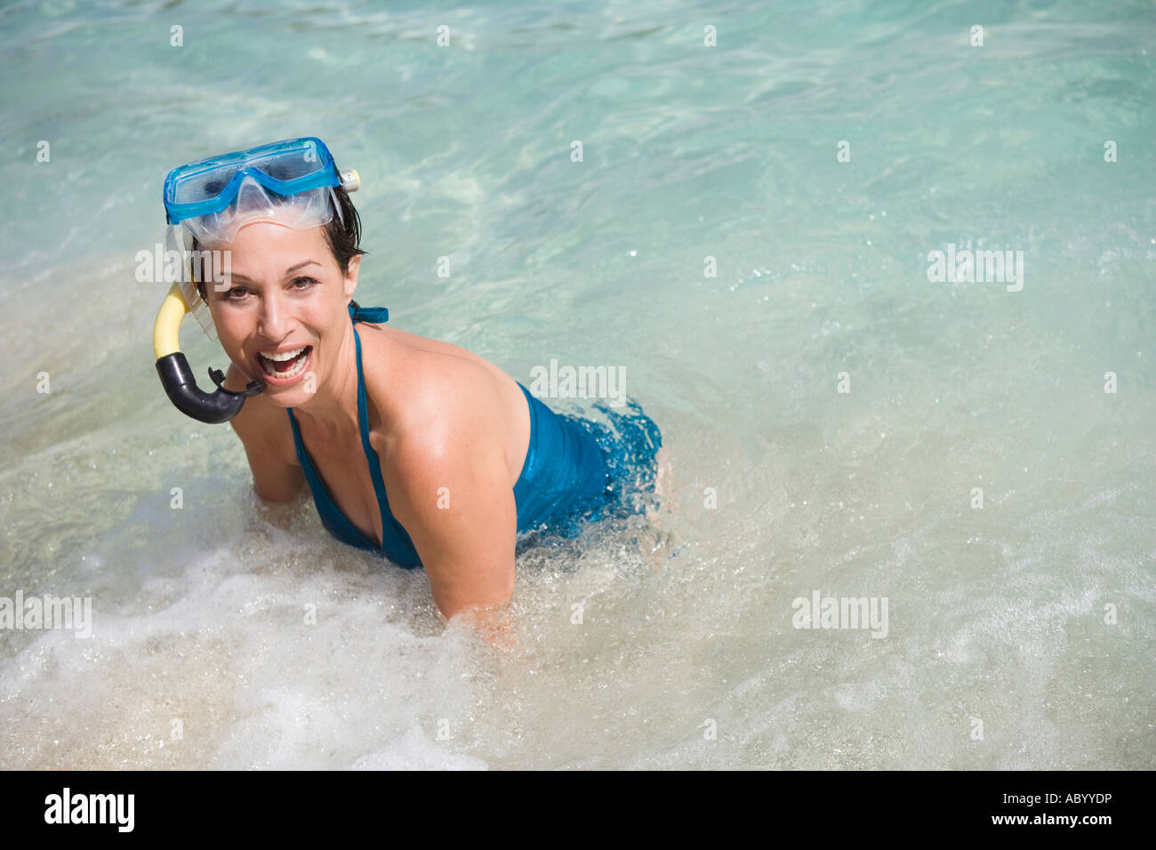 Frau im seichten Wasser Schnorcheln Stockfoto