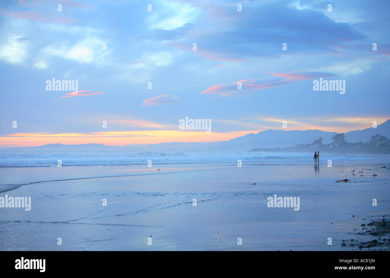 Paar beobachten Sonnenuntergang Carpenteria State Beach Carpenteria Santa Barbara County Kalifornien Vereinigte Staaten Stockfoto