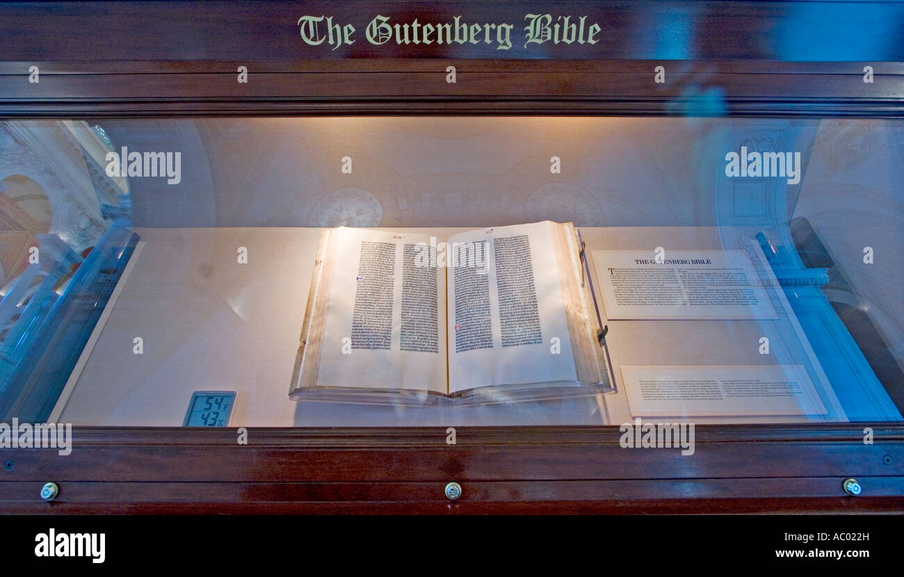 Eine Gutenberg-Bibel, untergebracht in der Library of Congress in Washington, D.C. Stockfoto
