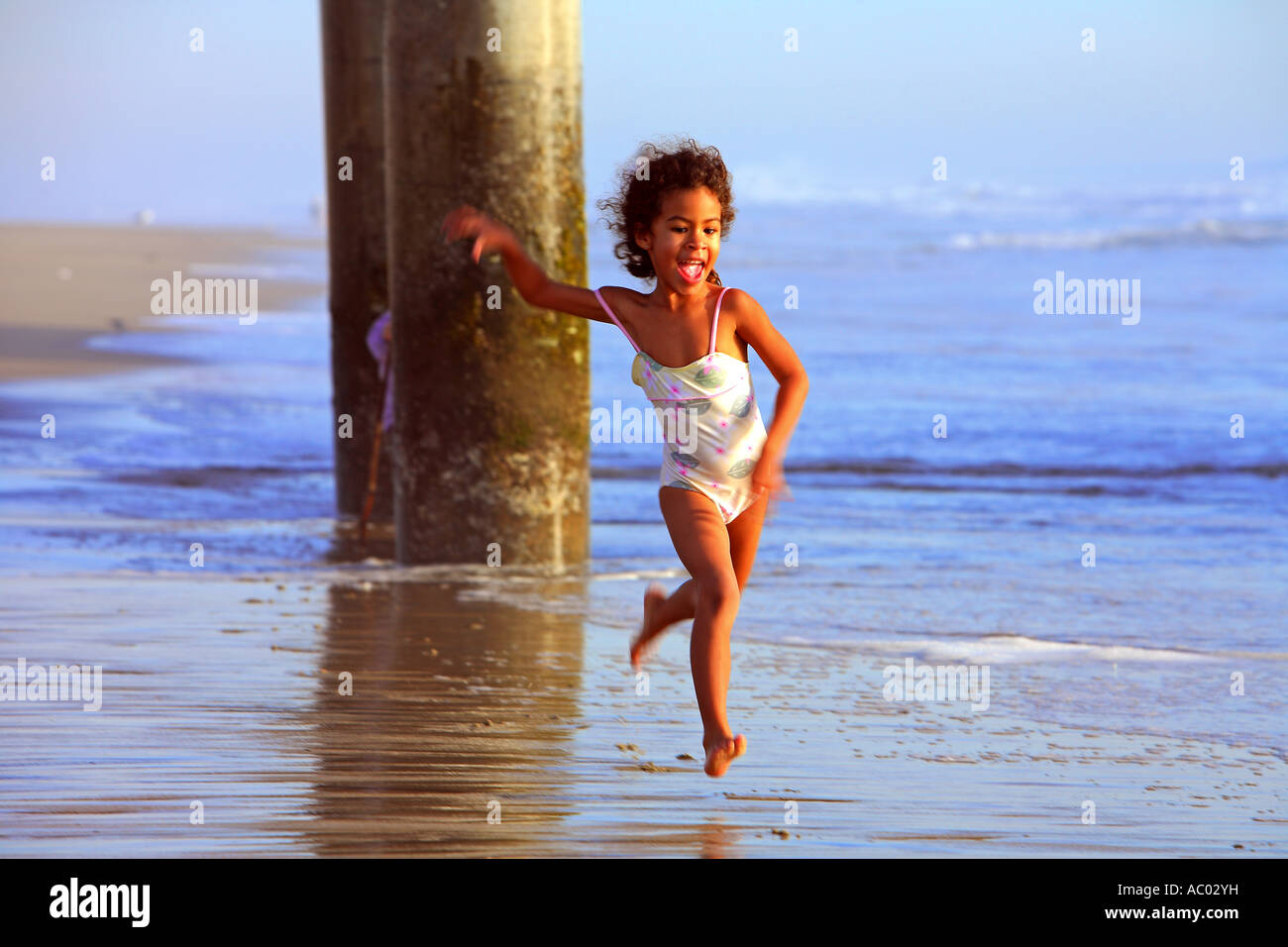 Junge Mädchen spielen unter dem Hunington Beach Pier Hunington Beach Orange County Kalifornien MR Stockfoto